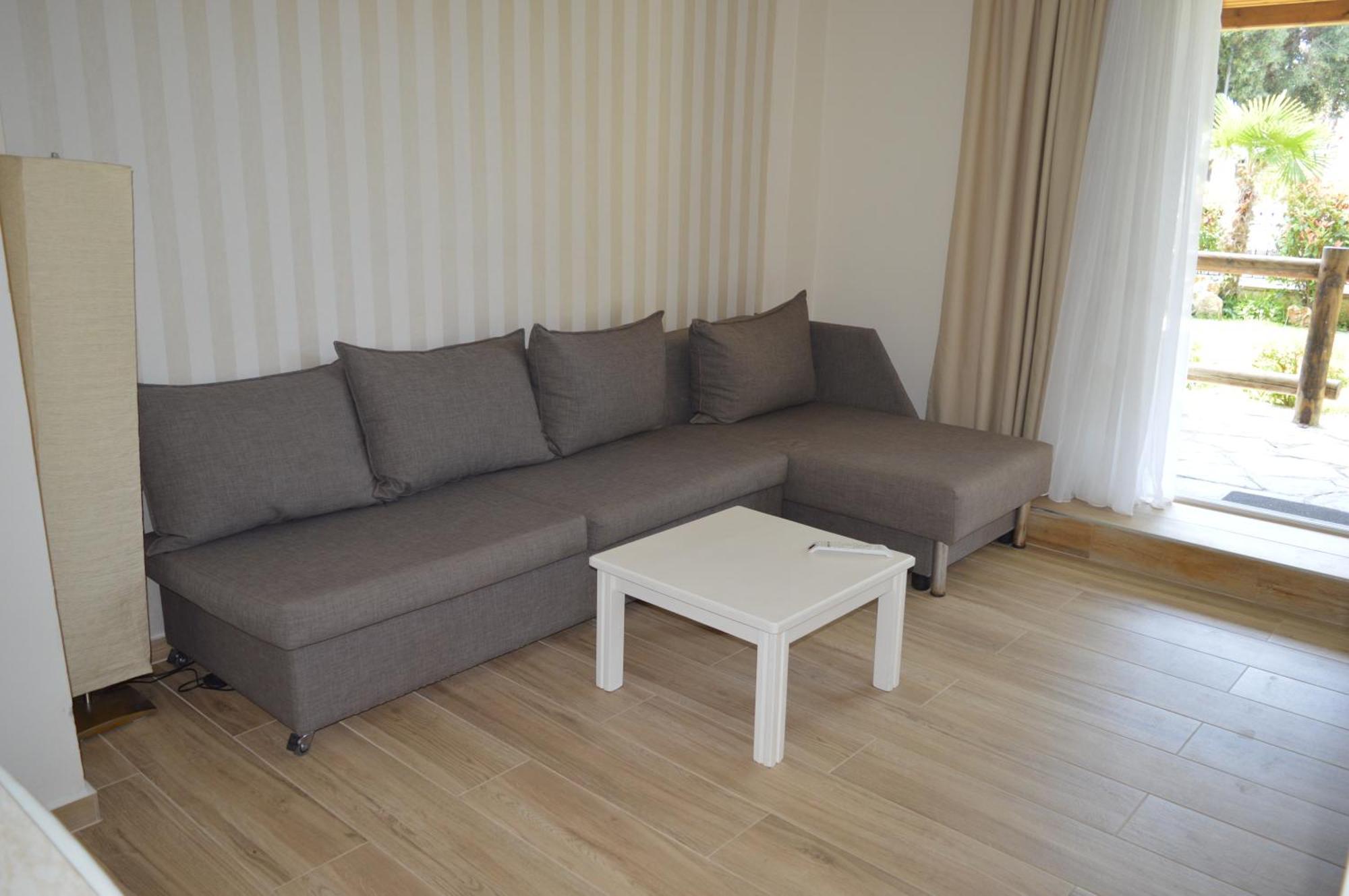 Leonidas Apartments And Suites Mola Kalyva Dış mekan fotoğraf